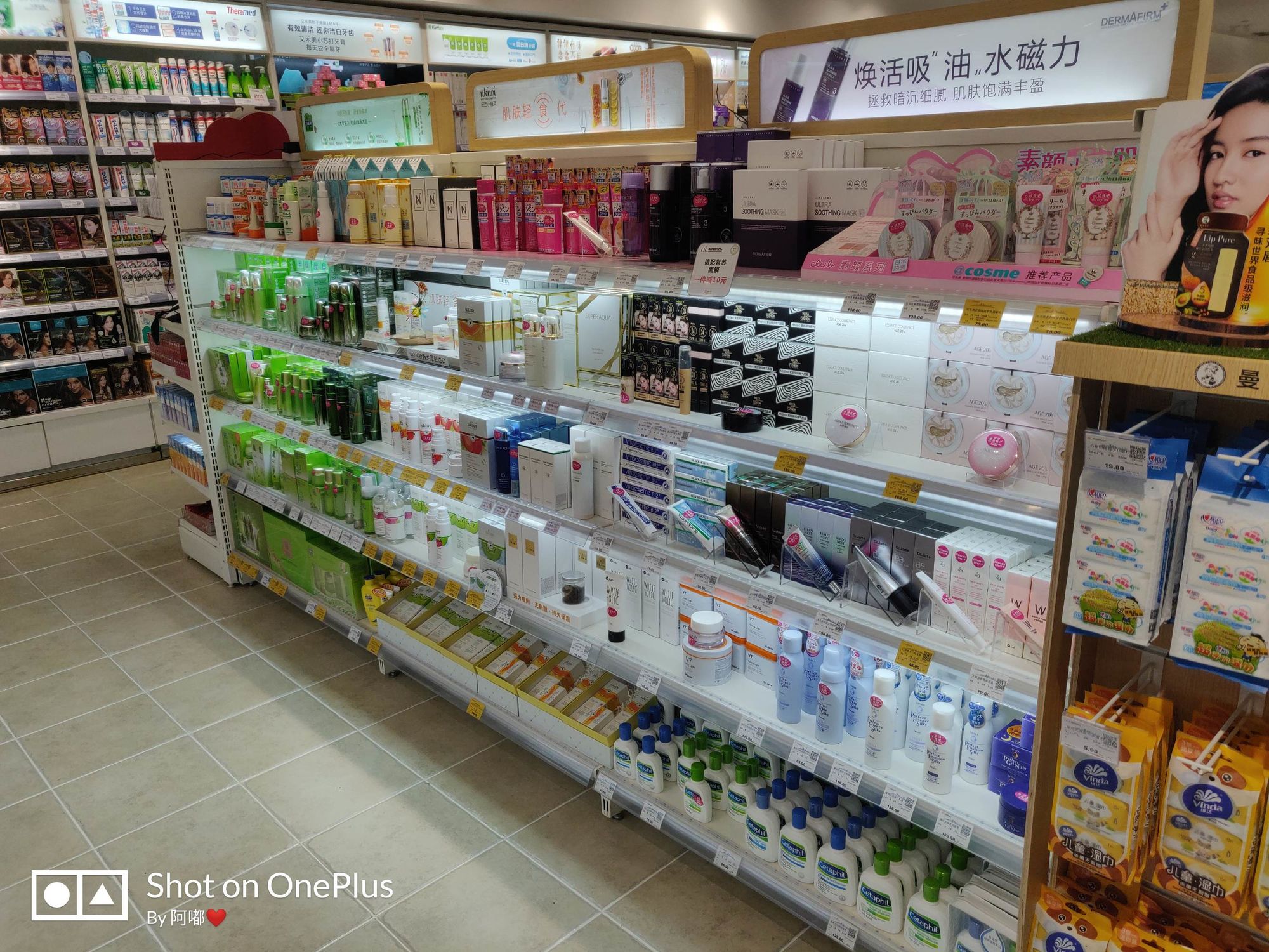 化妝品柜臺陳列設計藝術 提升零售體驗與銷量的小喬風格技巧